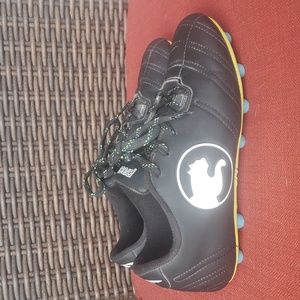 Puma, boys size US 3, soccer cleats, perfect condition